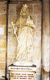 Скульптура Анны Ярославны в Санлисе (место смерти последнего Каролинга)
