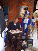 В. Путин - первый посетитель экспозиции Великое посольство в Королевских воротах, 2 июля 2005 год
