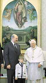 Папа Римский с А.Лукашенко и его сыном